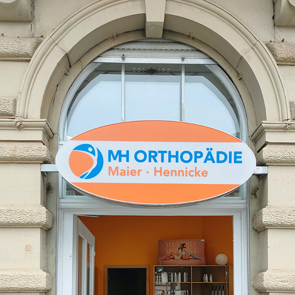 Eingangsschild der MH Orthopädie Maier Hennicke in Karlsruhe